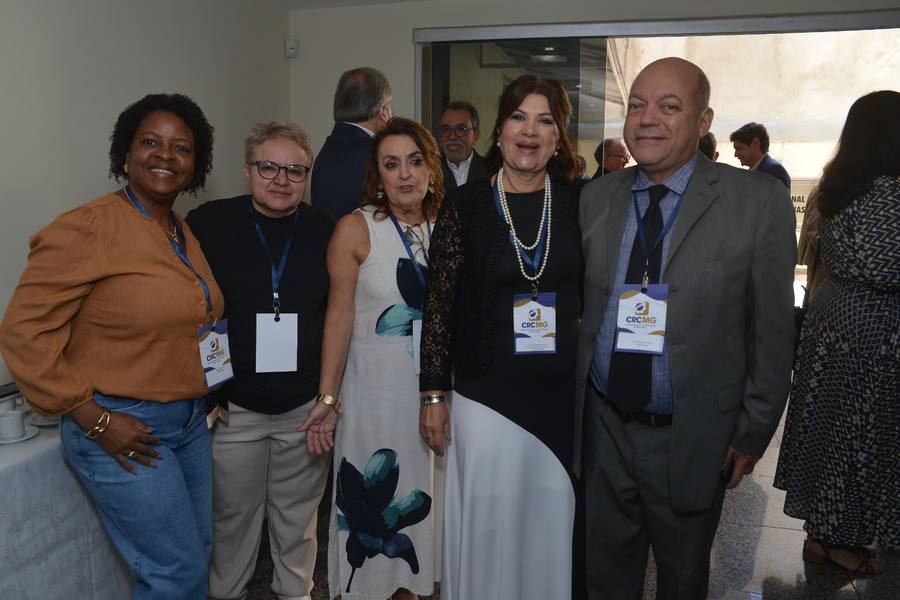 Valéria Nogueira com colegas conselheiros no credenciamento do CRC/MG